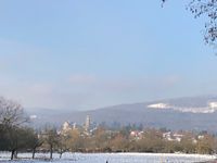 Henriette Tomasi: Frankfurter Strasse mit Blick auf die Burg im Schnee